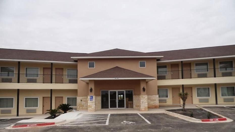 Hotel Cotulla Exterior photo
